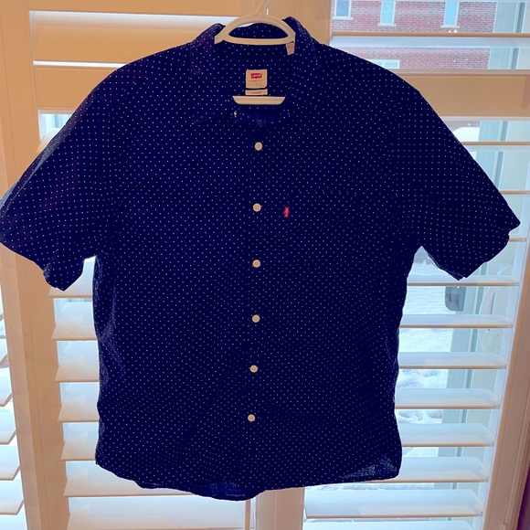 Levi’s size large. Men short sleeve button down. Standard fit. Worn twice - Picture 1 of 2